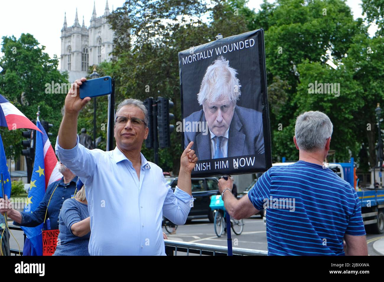 Londra, Regno Unito. I manifestanti di Boris Johnson si sono dimostrati vicini al Parlamento durante il tempo delle interrogazioni del primo Ministro, la stessa settimana del suo voto di sfiducia. Foto Stock