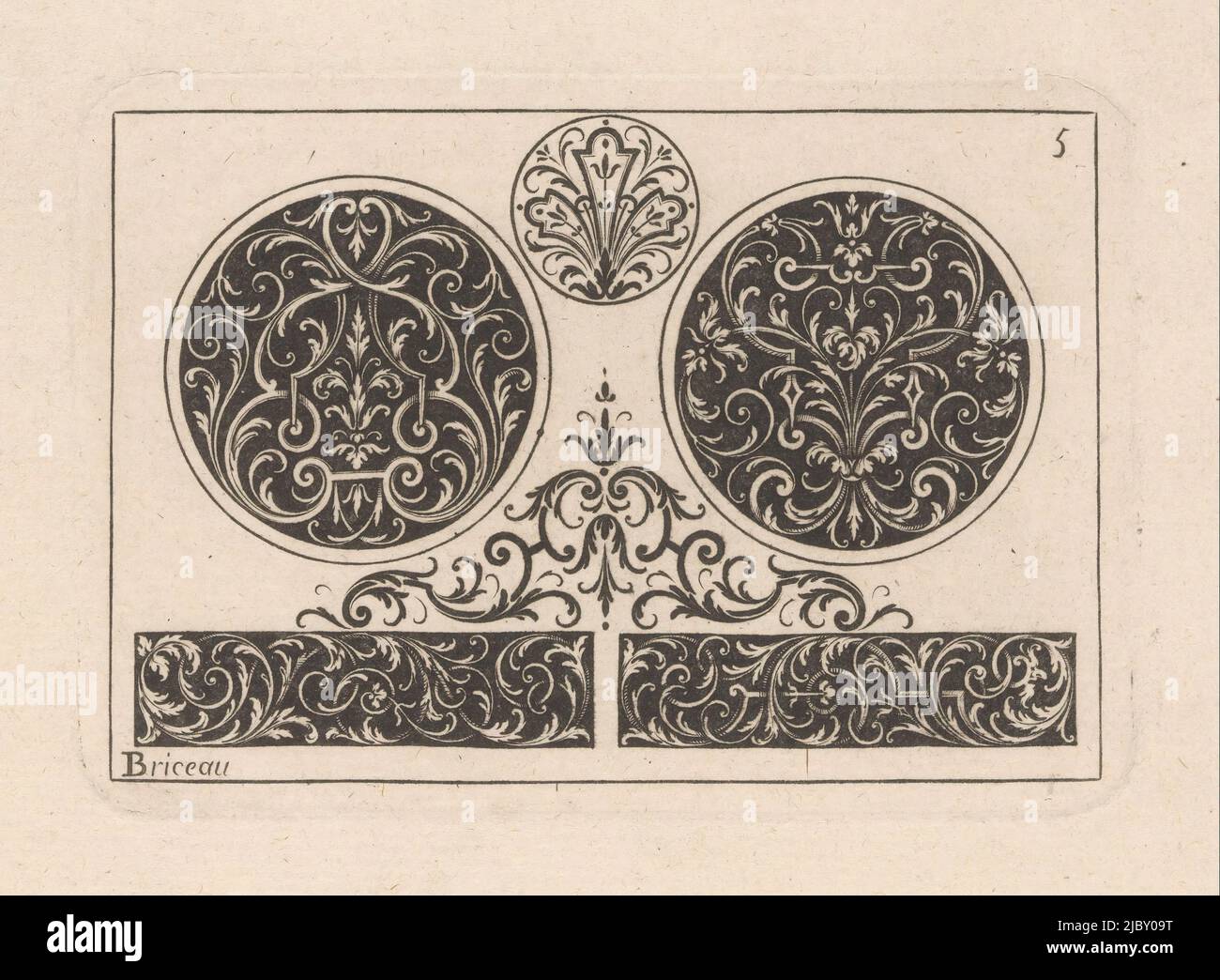Tre medaglioni rotondi riempiti di ricci, sotto un ornamento e due rettangoli riempiti di ricci, tre medaglioni Nouveau Livre de Serureries (...) (Titolo della serie), tipografo: anonimo, editore: Briceau, (menzionato sull'oggetto), Parigi, in o dopo 1709, carta, incisione, h 80 mm x l 118 mm Foto Stock