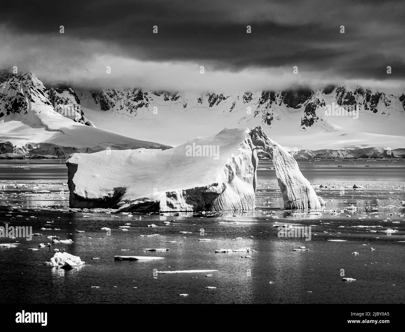 Bianco e nero, iceberg scolpiti in Gerlache Strait, Antartide Foto Stock