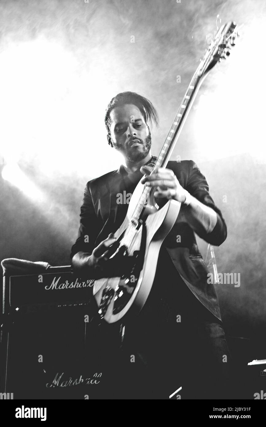 George Lewis Jr meglio conosciuto con il suo nome di scena Twin Shadow suona sul palco al Circolo degli Artisti di Roma. Foto Stock