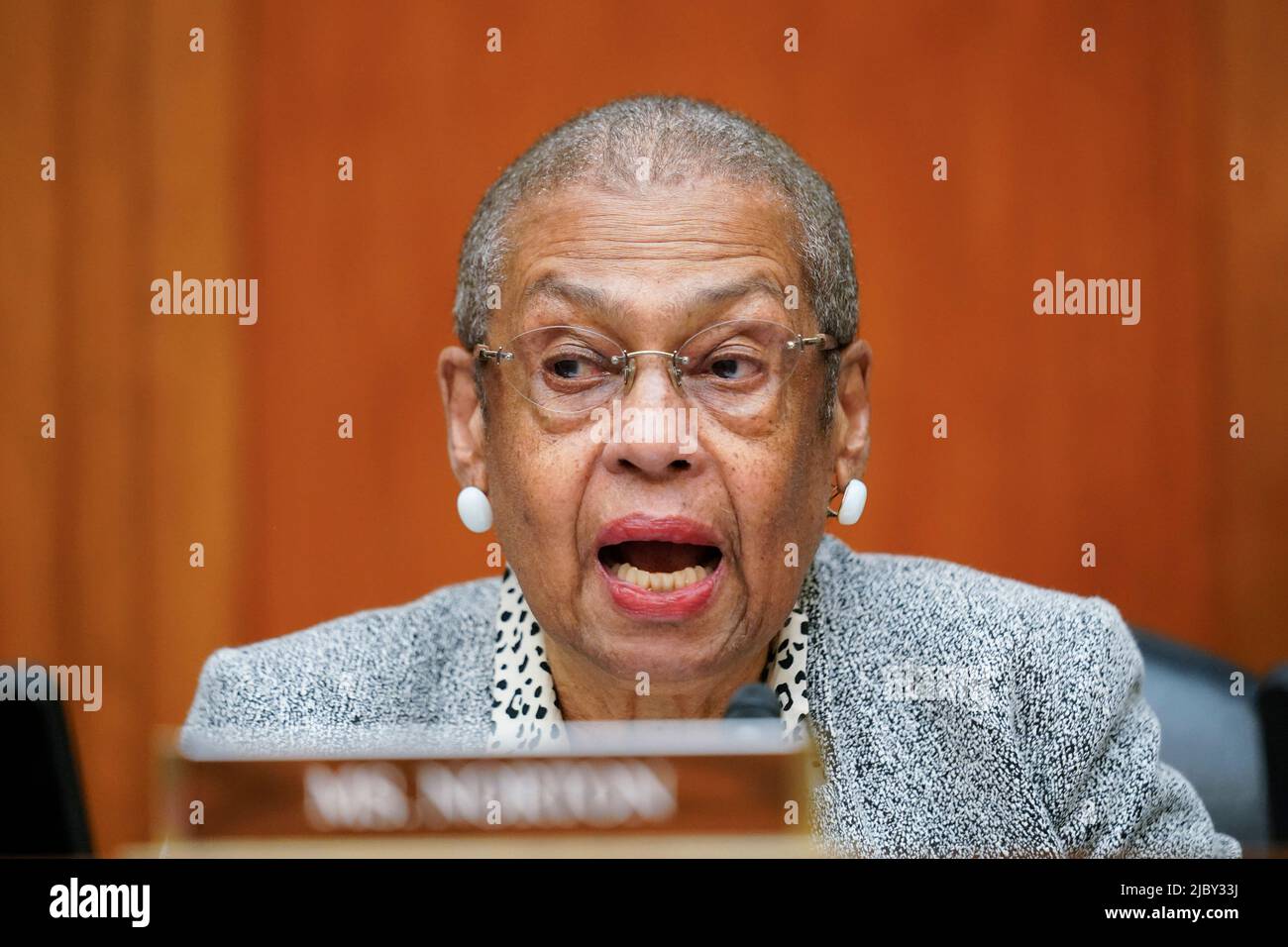Washington, Vereinigte Staaten. 08th giugno 2022. Il delegato Eleanor Holmes Norton (democratico del Distretto di Columbia), parla durante un'audizione della Camera Committee on Oversight and Reform sulla violenza delle armi a Capitol Hill a Washington, mercoledì 8 giugno 2022. Credit: Andrew Harnik/Pool via CNP/dpa/Alamy Live News Foto Stock