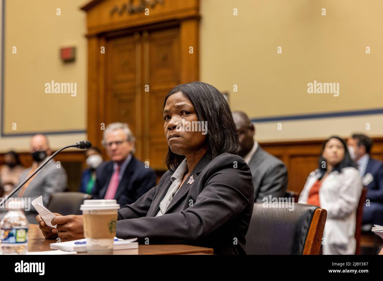 Washington, Vereinigte Staaten. 08th giugno 2022. L'attivista conservatore Lucrezia Hughes parla durante l'audizione del Comitato di supervisione e riforma della Camera sulla violenza delle armi il 8 giugno 2022 a Washington, DC Credit: Jason Andrew/Pool via CNP/dpa/Alamy Live News Foto Stock