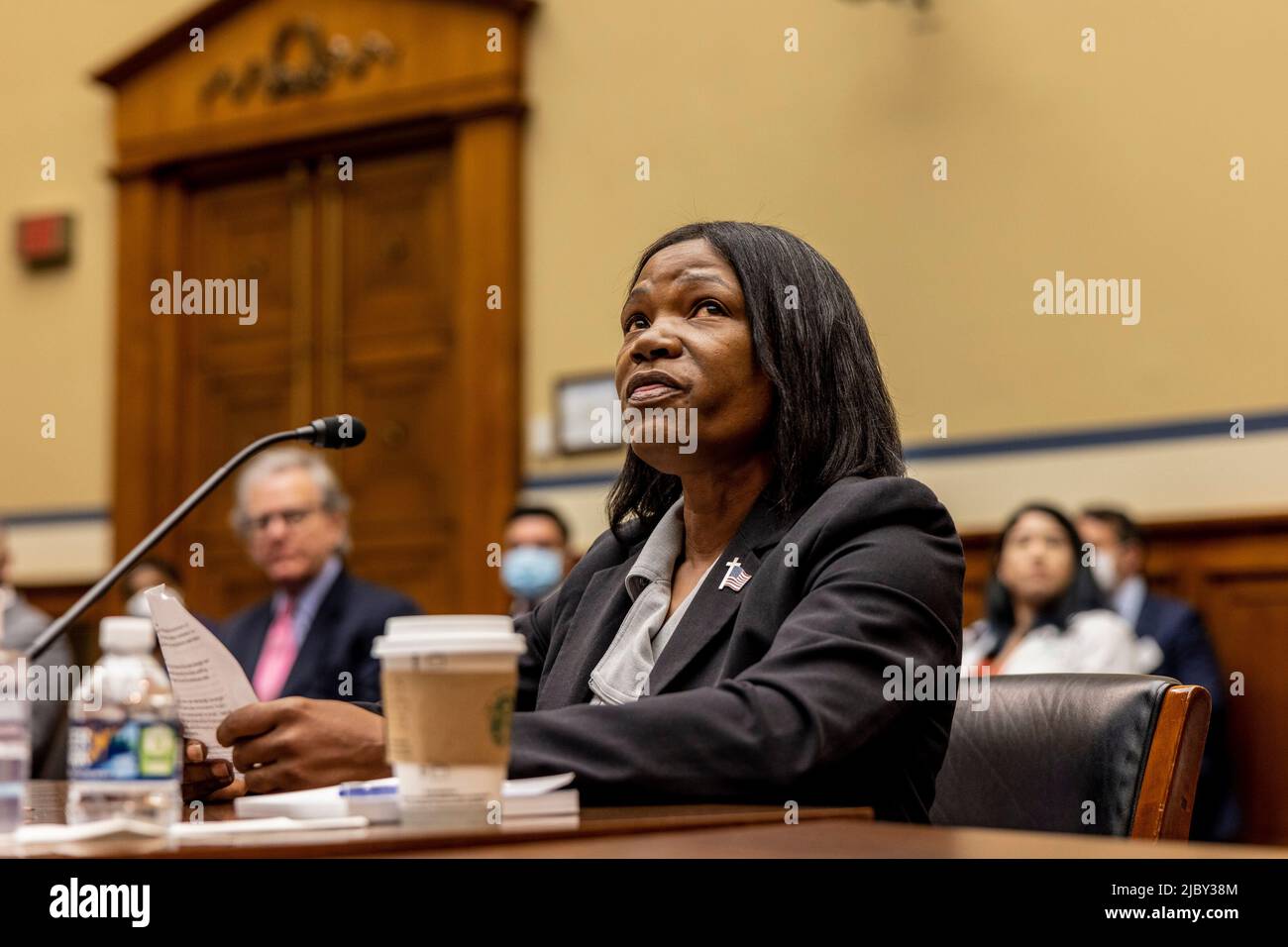 Washington, Vereinigte Staaten. 08th giugno 2022. L'attivista conservatore Lucrezia Hughes parla durante l'audizione del Comitato di supervisione e riforma della Camera sulla violenza delle armi il 8 giugno 2022 a Washington, DC Credit: Jason Andrew/Pool via CNP/dpa/Alamy Live News Foto Stock