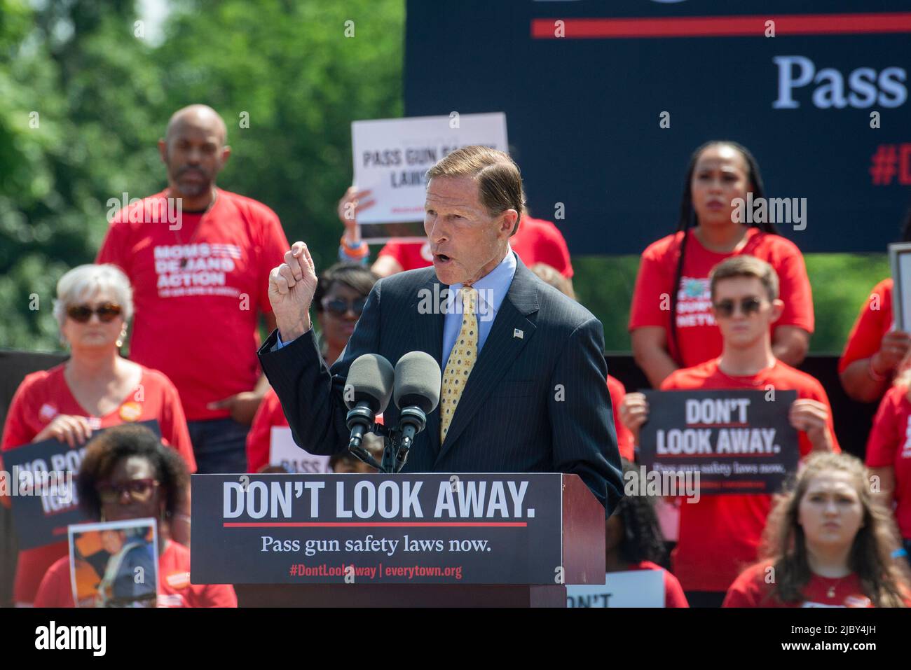 Il senatore degli Stati Uniti Richard Blumenthal (democratico del Connecticut) offre osservazioni durante una protesta da Everytown per la sicurezza di Gun e le sue reti di base, Moms Demand Action e Students Demand Action, vicino al Campidoglio degli Stati Uniti a Washington, mercoledì 8 giugno 2022. Credito: Rod Lammey/CNP Foto Stock