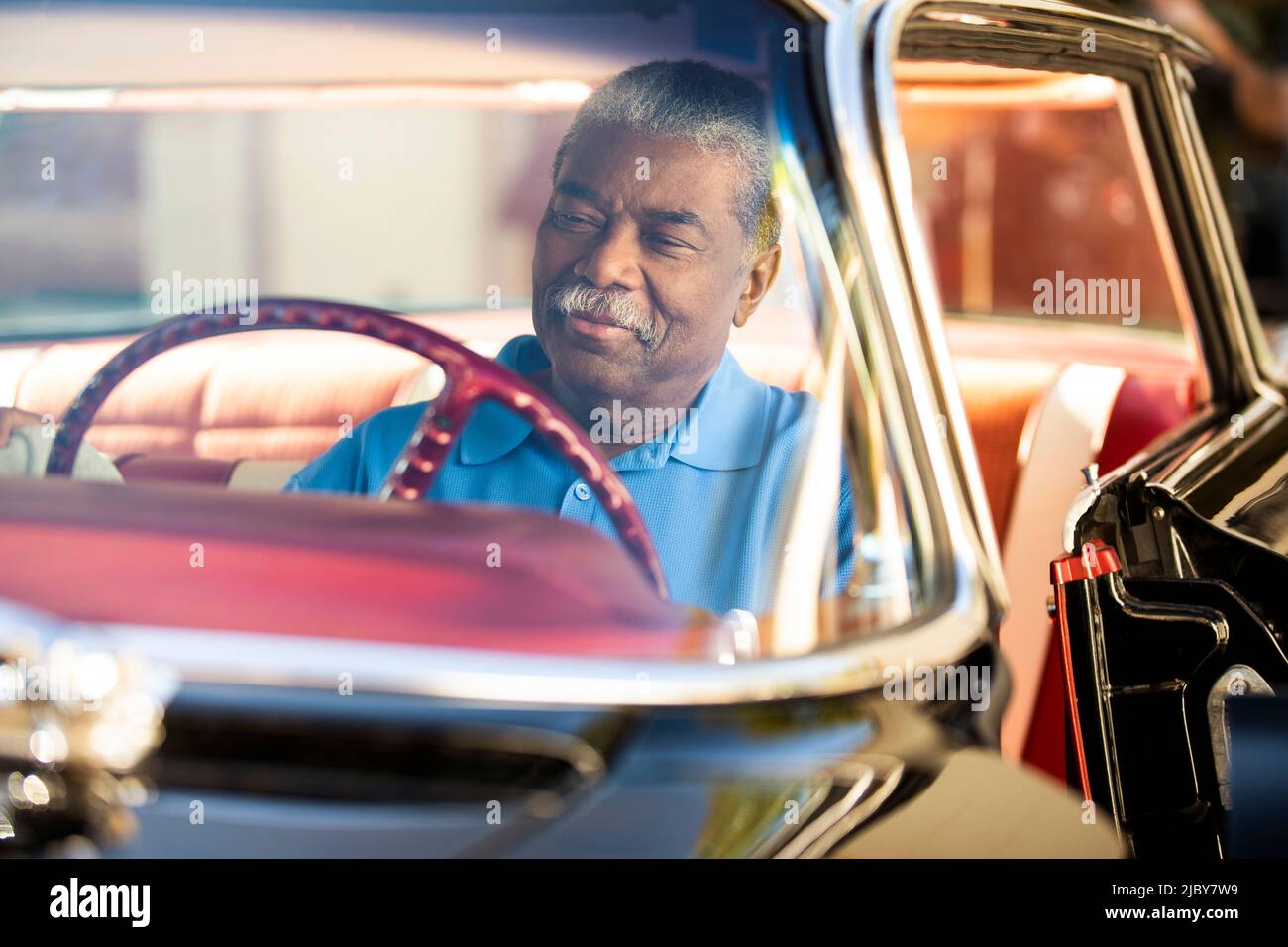 Uomo anziano seduto al sedile del conducente di 1960 Oldsmobile Super 88 Holiday Sport Sedan Foto Stock