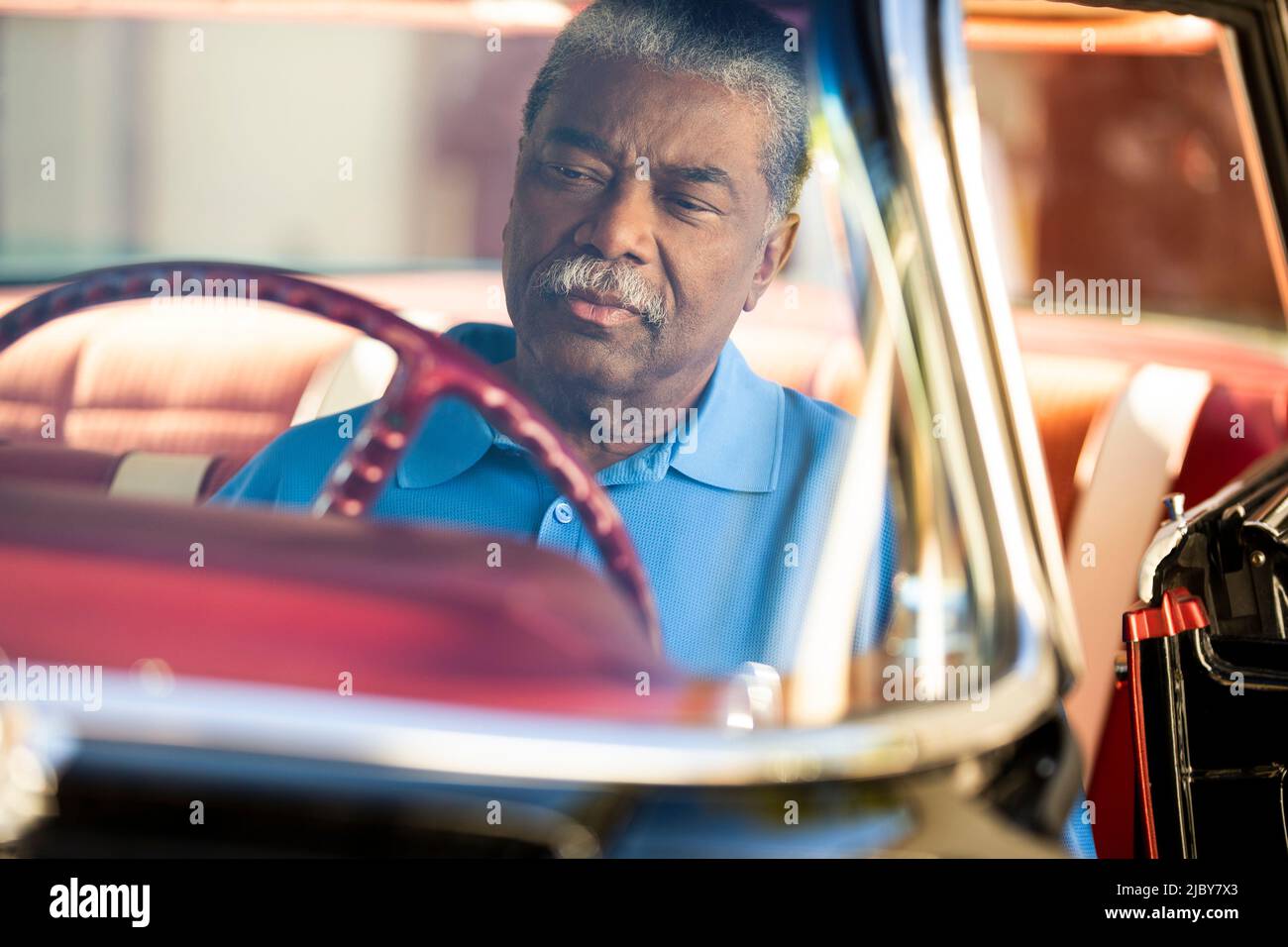 Uomo anziano seduto al sedile del conducente di 1960 Oldsmobile Super 88 Holiday Sport Sedan Foto Stock