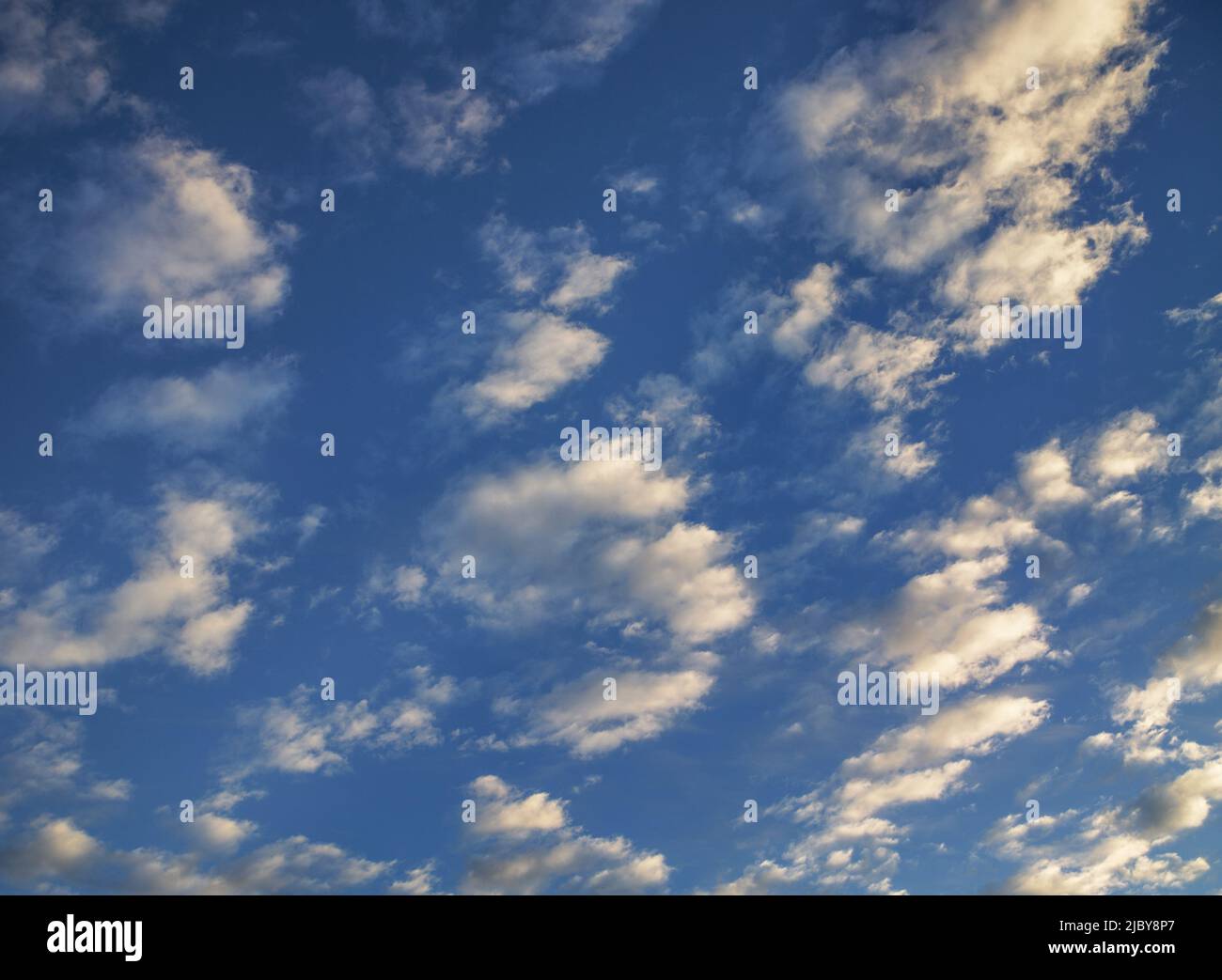 Nuvole nel cielo blu scuro Foto Stock