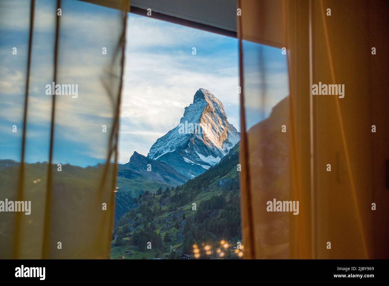 Svizzera, Cervino attraverso una finestra Foto Stock