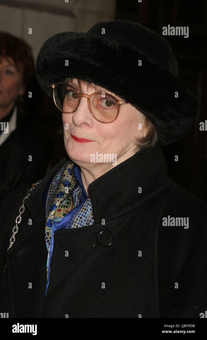 Dana Ivey arriva alla notte di apertura di 'Spel Magnolias' al Lyceum Theatre di New York il 4 aprile 2005. Photo Credit: Henry McGee/MediaPunch Foto Stock