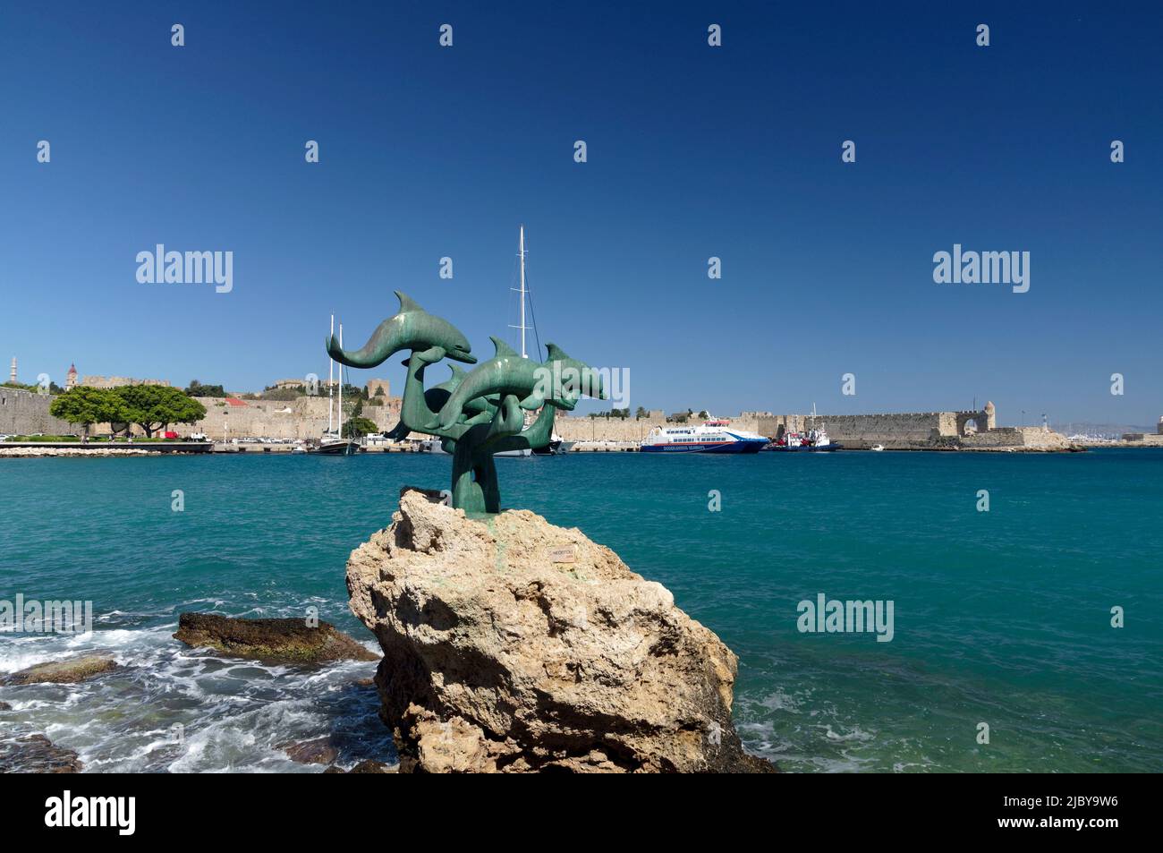 Statua di bronzo dei delfini vicino al porto di Kolona, Rodi, Rodi, Grecia, Dodecaneso. Settembre 2022 Foto Stock