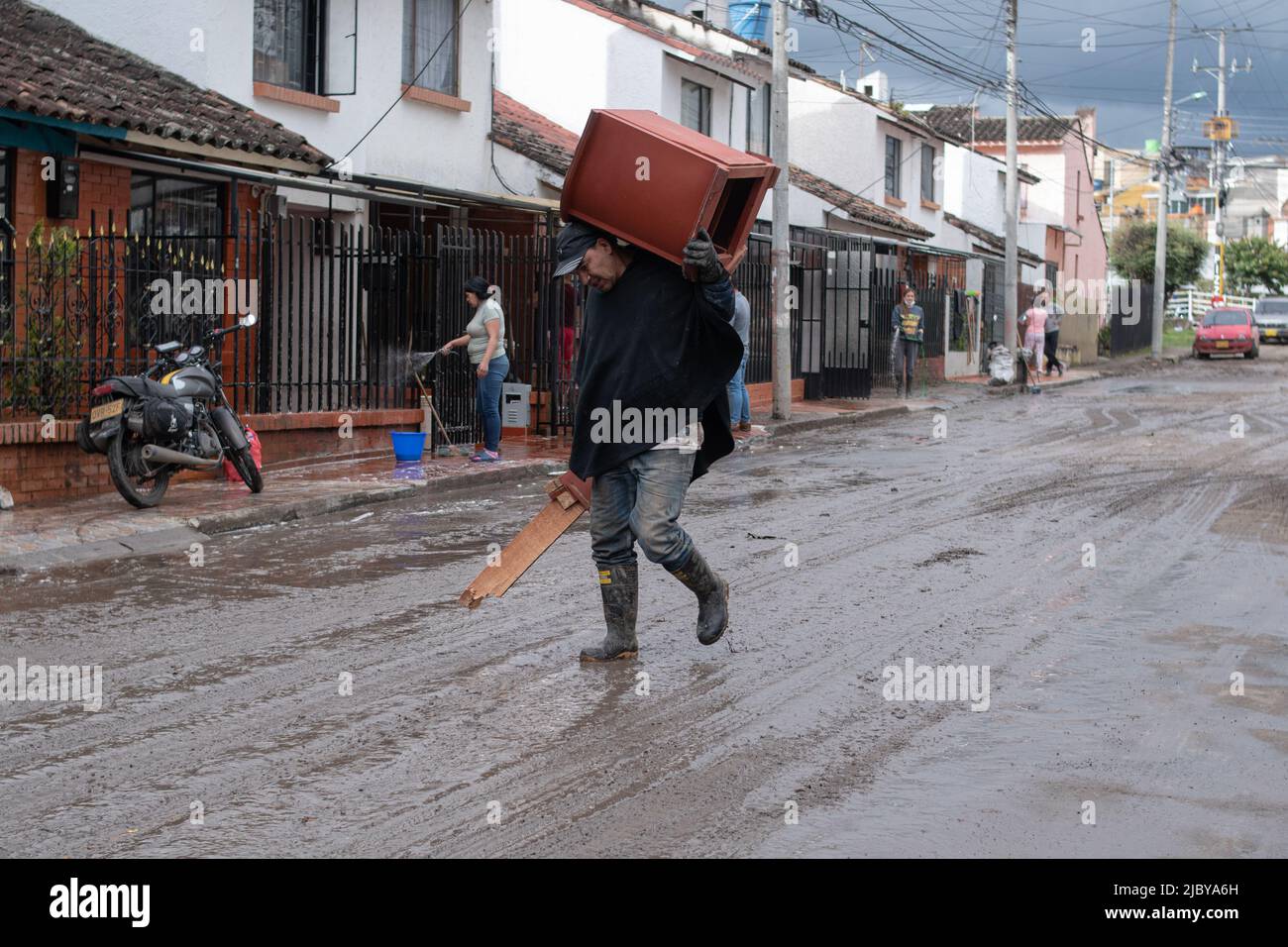 Narino, Colombia, 8 giugno 2022. Forti piogge causano il traboccamento di un fiume a Pasto - Narino, Colombia, che colpisce decine di famiglie, che soffrono milioni di perdite il 8 giugno 2022. Foto di: Camilo Erasso/Long Visual Press Foto Stock