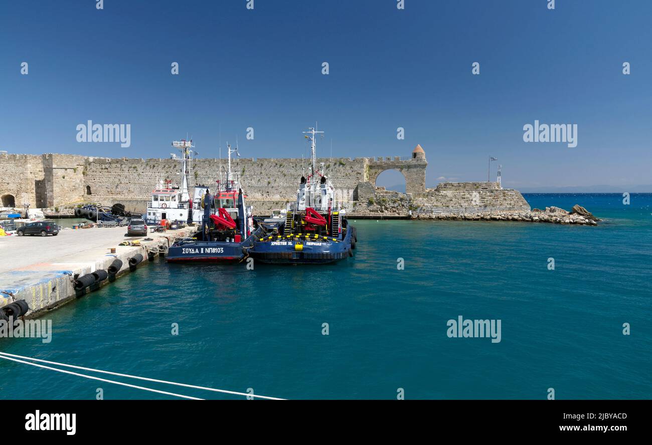 Rimorchiatori a Colona Harbour, Rodi Town, Rodi Island, Grecia, Dodecaneso Foto Stock