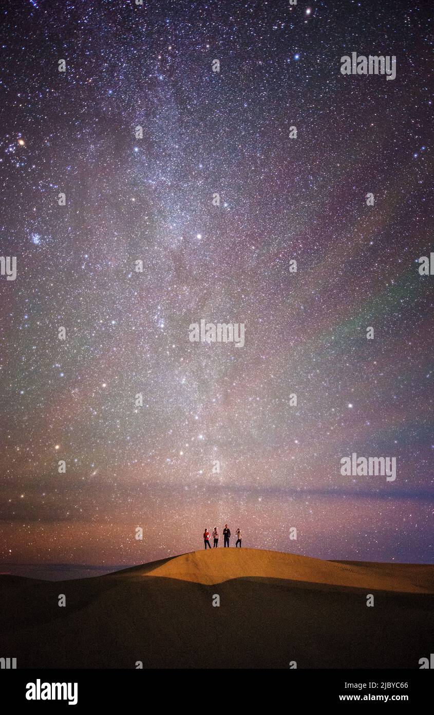 Notte stellato con gli amici su una duna di sabbia Foto Stock