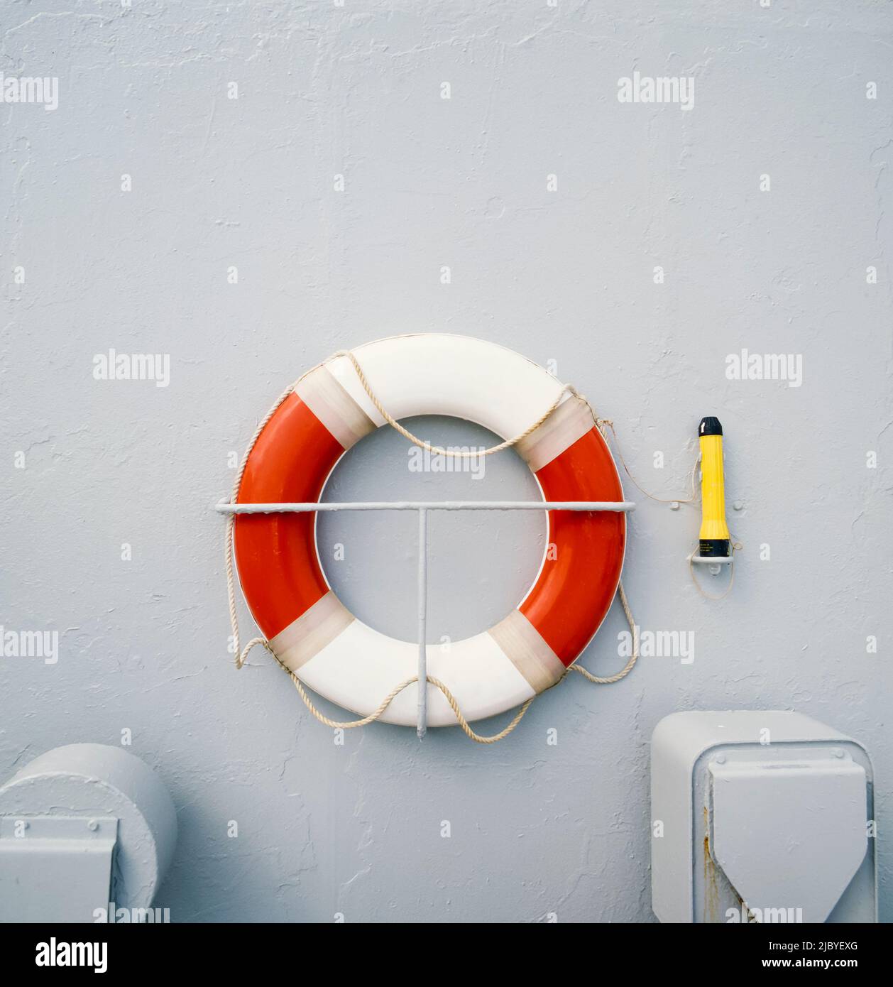 Primo piano dell'anello salvagente rosso e bianco appeso sul lato della nave Foto Stock