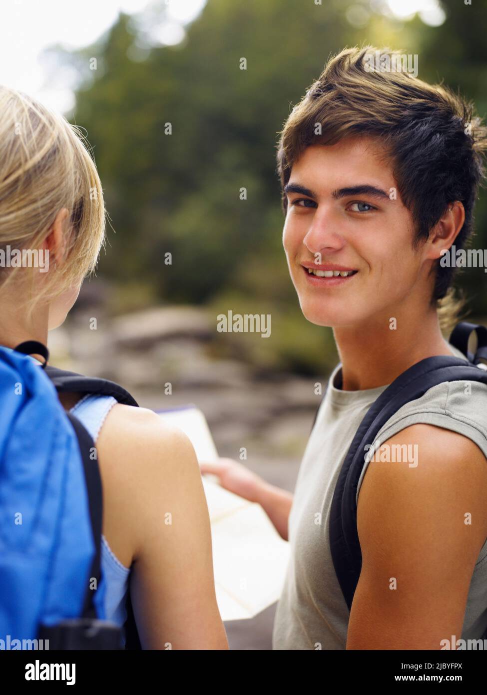 Giovane coppia che guarda le indicazioni su una rampa attraverso la natura selvaggia Foto Stock