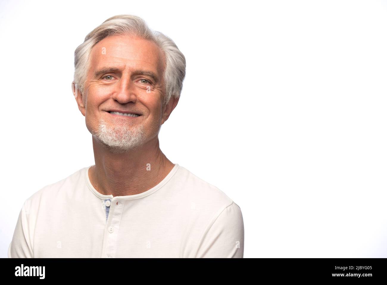 Ritratto di uomo bianco di mezza età con capelli grigi guardando la fotocamera con sorriso Foto Stock