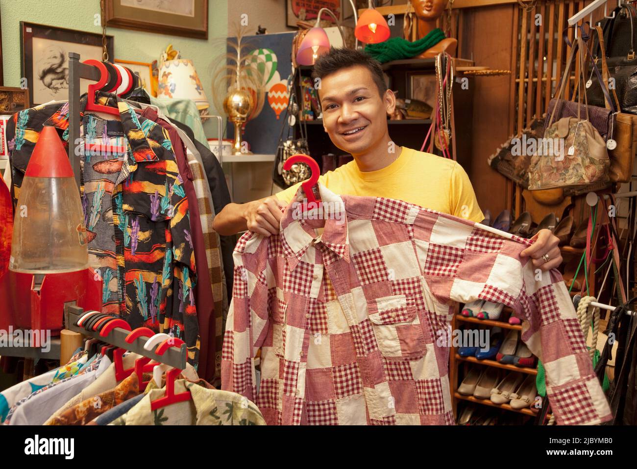 Uomo malese shopping nel negozio vintage Foto Stock