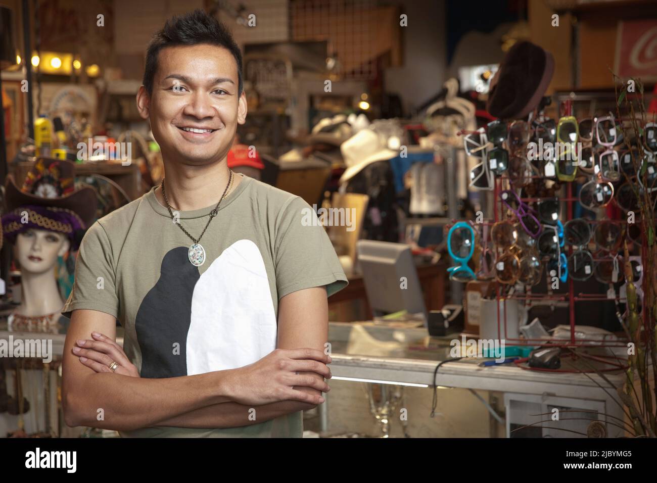 Malaysian uomo che lavora nel negozio vintage Foto Stock