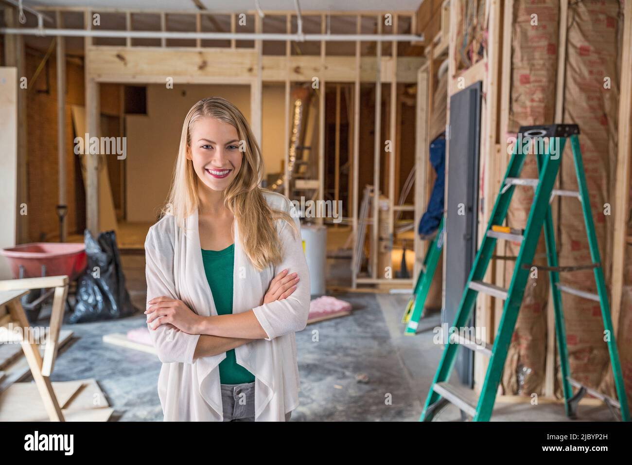 Donna sorridente al sito in costruzione Foto Stock