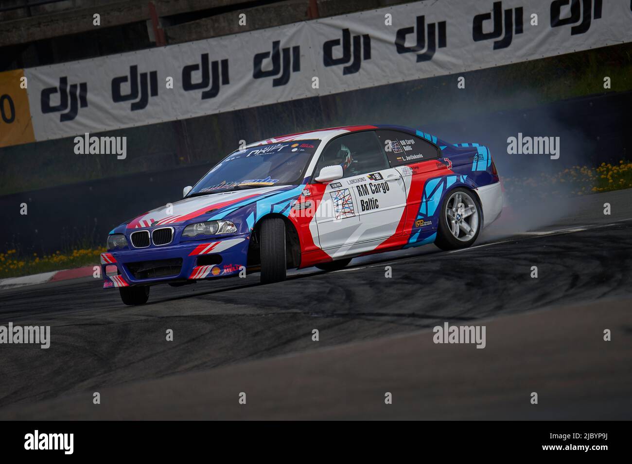 21-05-2022 riga, Lettonia auto che deriva su asfalto pista da corsa con molto fumo, moto sfocatura deriva auto.. Foto Stock