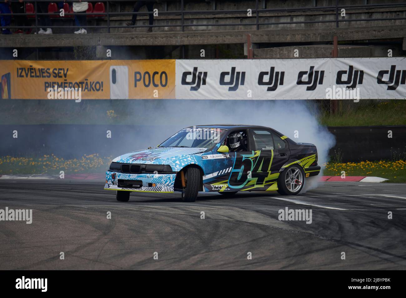 21-05-2022 riga, Lettonia auto che deriva su asfalto pista da corsa con molto fumo, moto sfocatura deriva auto.. Foto Stock