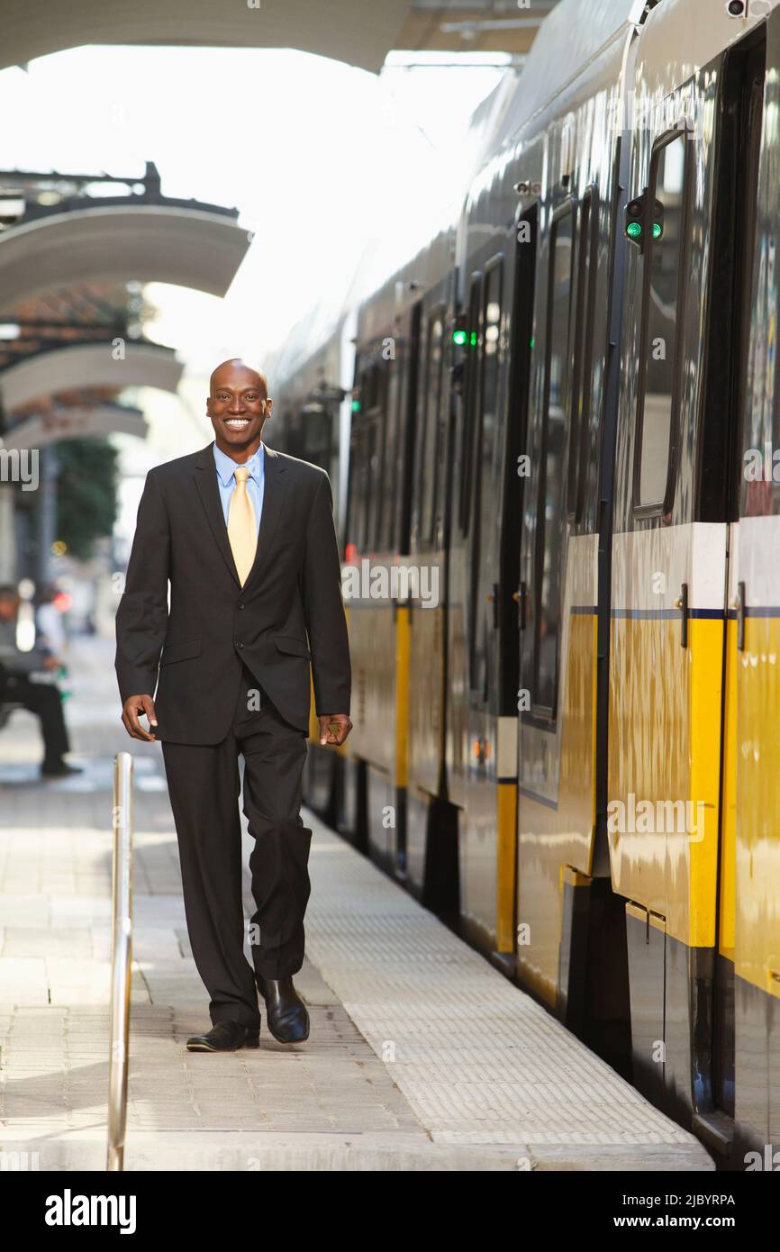 African American businessman sulla piattaforma del treno Foto Stock