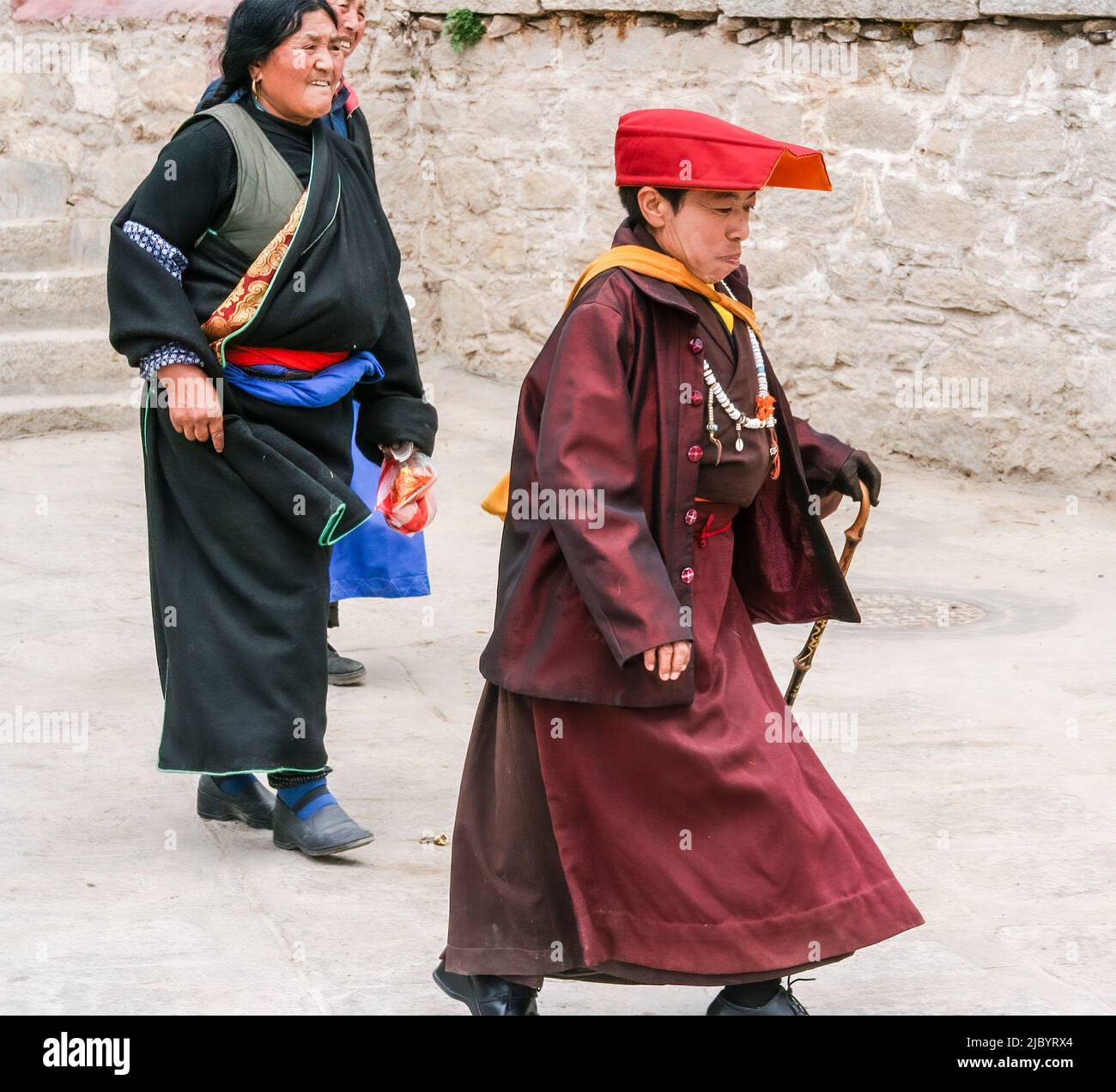 Una suora tibetana al monastero di Drepung a Lhasa, Tibet Foto Stock