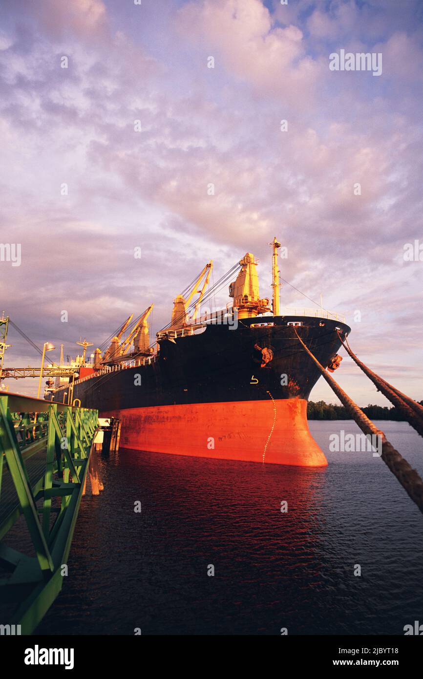 Grande nave ormeggiata in porto Foto Stock