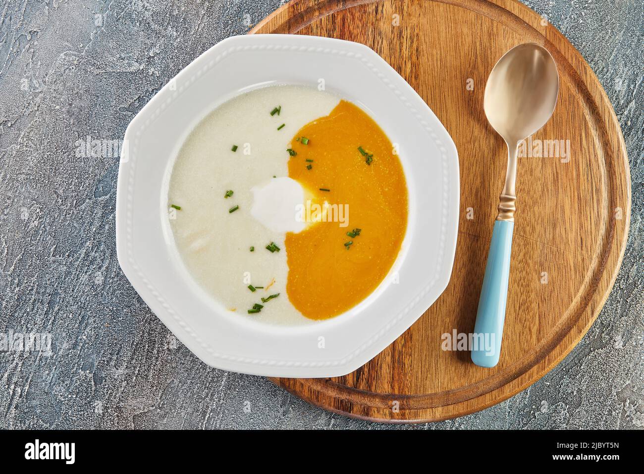 Zuppa di patate dolce bicolore, patate, teste di sedano. Cucina gourmet francese. Foto Stock