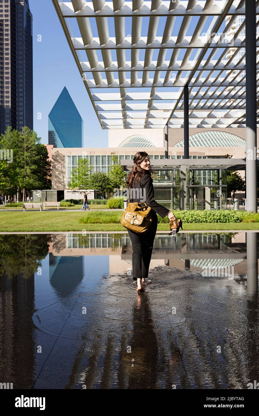 La donna caucasica nel parco urbano, Dallas, Texas, Stati Uniti Foto Stock