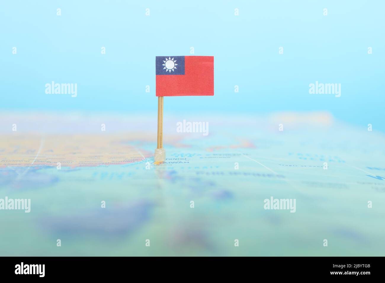 Fuoco selettivo della bandiera taiwanese nella mappa del mondo. Concetto di posizione e sovranità del paese di Taiwan. Foto Stock