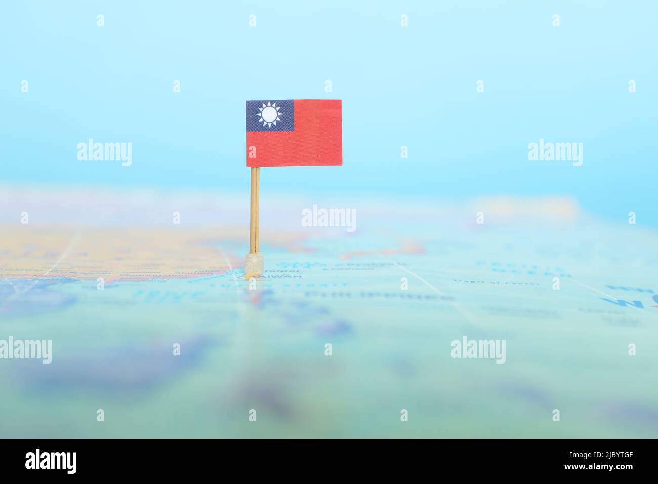 Fuoco selettivo della bandiera taiwanese nella mappa del mondo. Concetto di posizione e sovranità del paese di Taiwan. Foto Stock