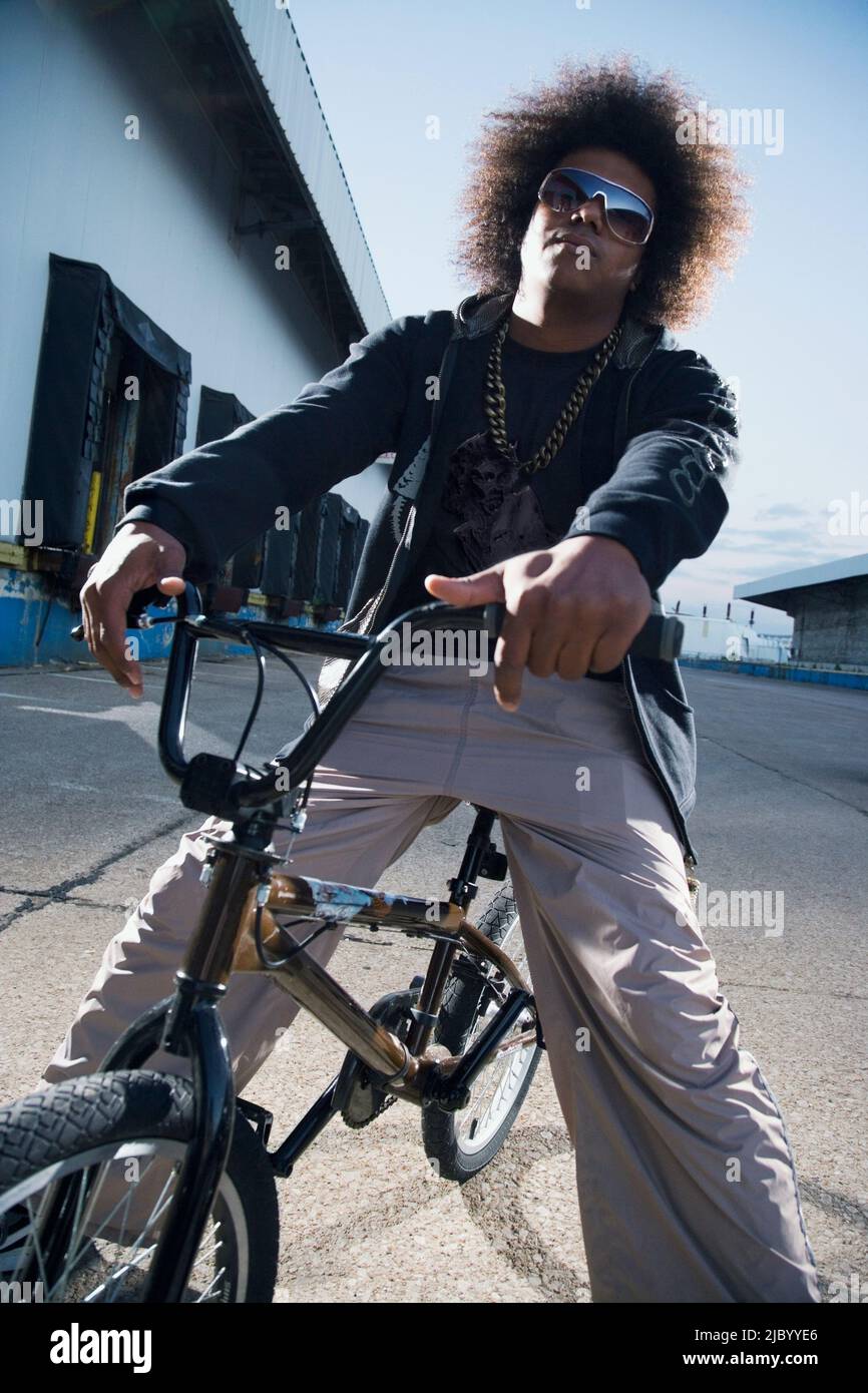 Breakdance maschile africane in bicicletta Foto Stock