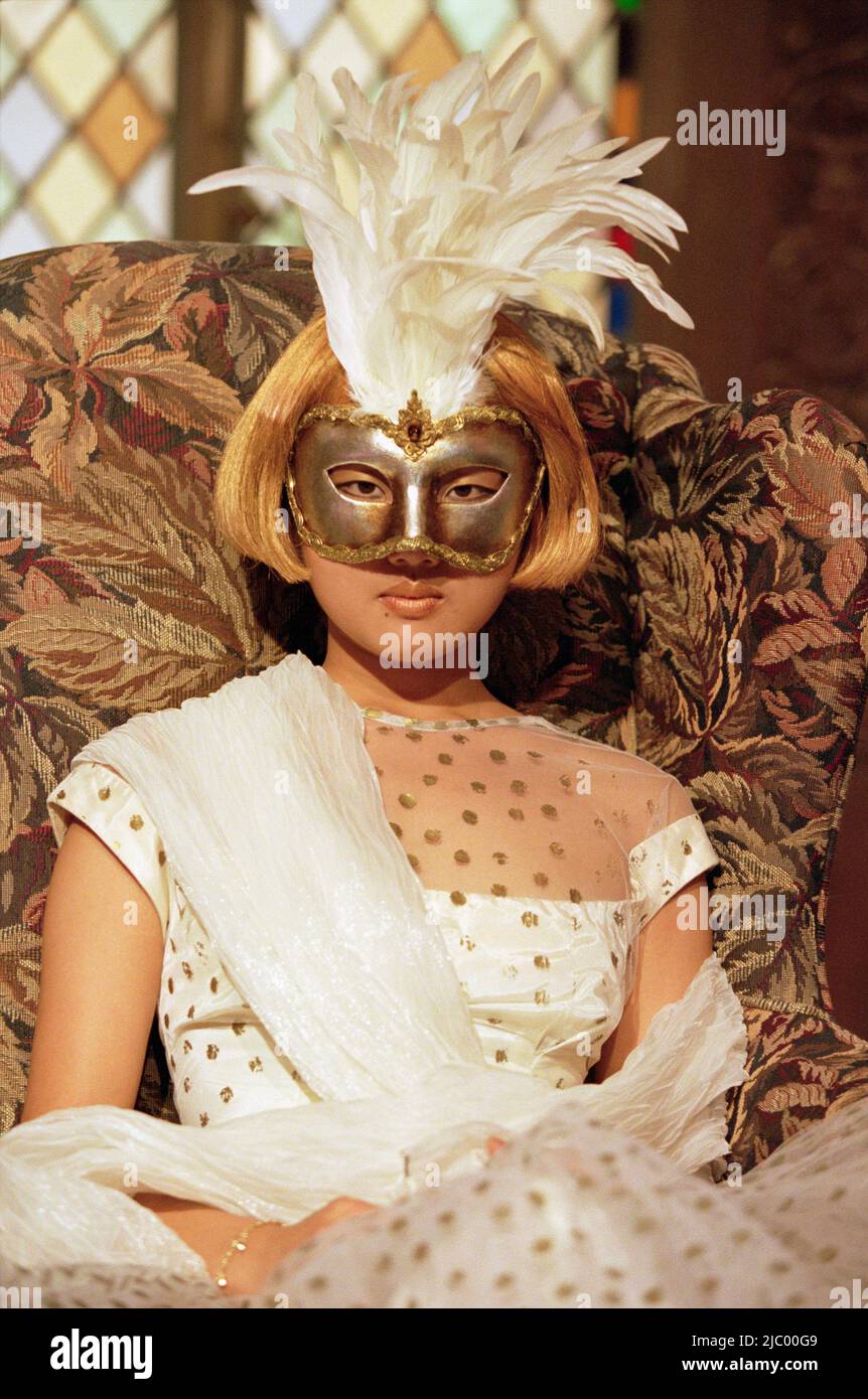 Ritratto di una giovane donna che indossa una maschera per gli occhi Foto Stock