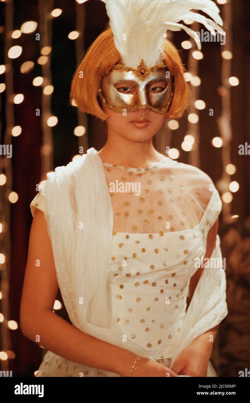 Ritratto di una giovane donna che indossa una maschera per gli occhi Foto Stock