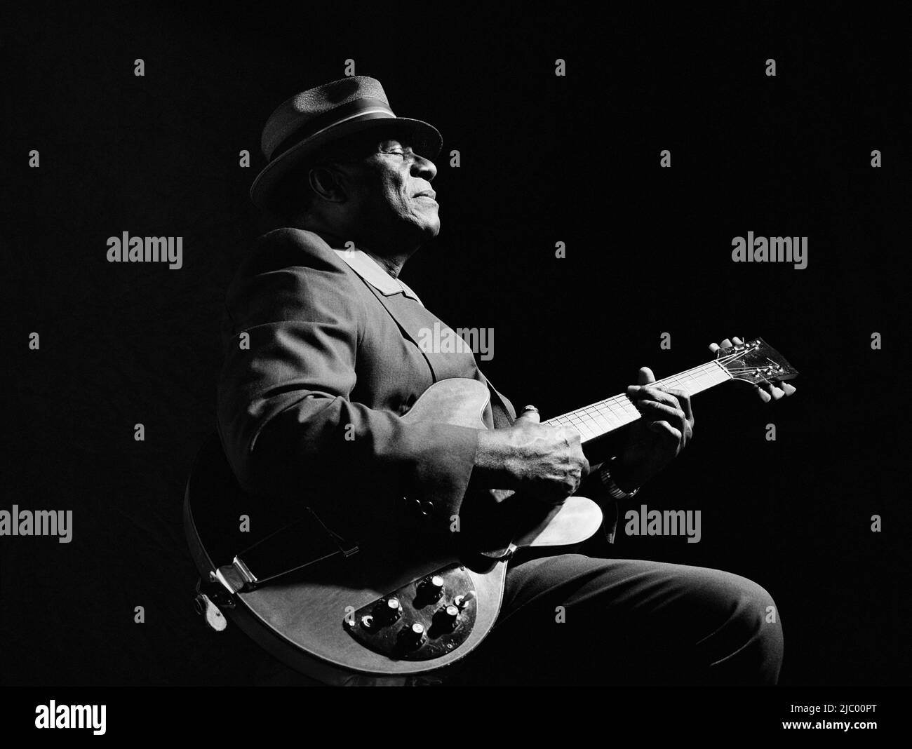 African American uomo a suonare la chitarra Foto Stock