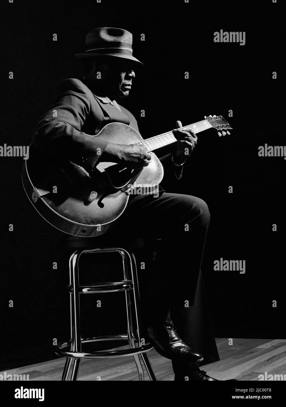 African American uomo a suonare la chitarra Foto Stock