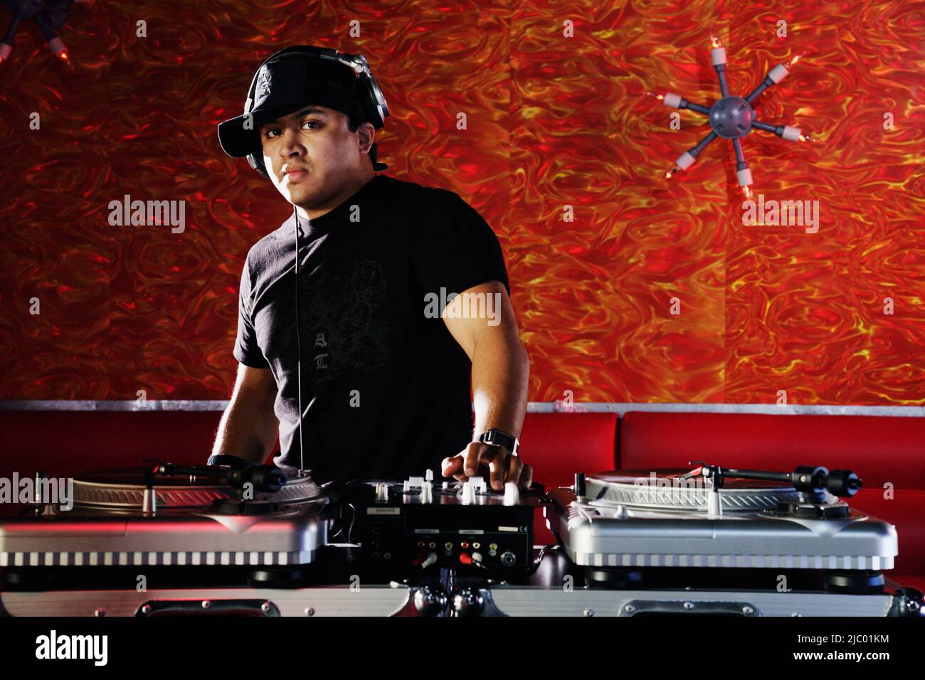 Ritratto di uomo ispanico DJ Foto Stock