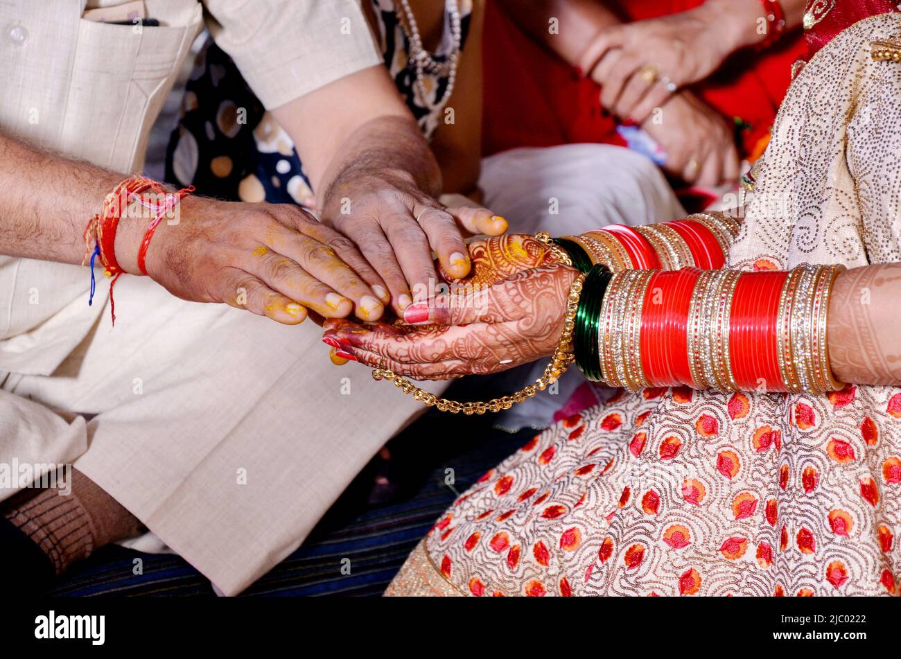 La cerimonia nuziale indù. Dettagli del tradizionale matrimonio indiano. Accessori per matrimoni hindu splendidamente decorati. Tradizioni matrimoniali indiane. Foto Stock