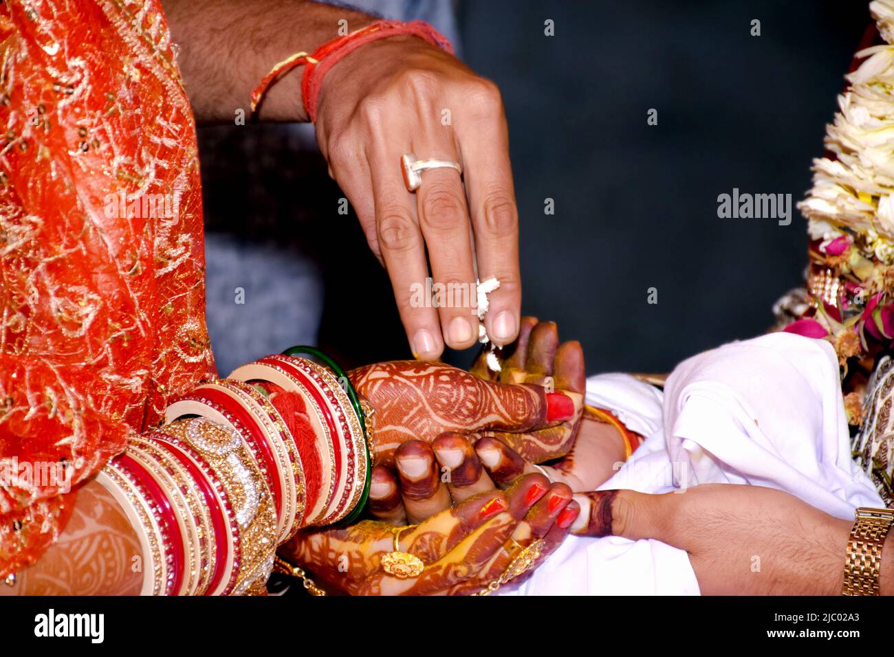 La cerimonia nuziale indù. Dettagli del tradizionale matrimonio indiano. Accessori per matrimoni hindu splendidamente decorati. Tradizioni matrimoniali indiane. Foto Stock