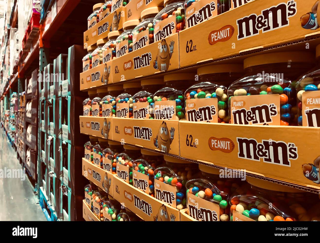 BAXTER, MN - 5 JAN 2022: Esposizione di vasi di arachidi M e MS in vendita presso il magazzino membro Costco Retail. Foto Stock