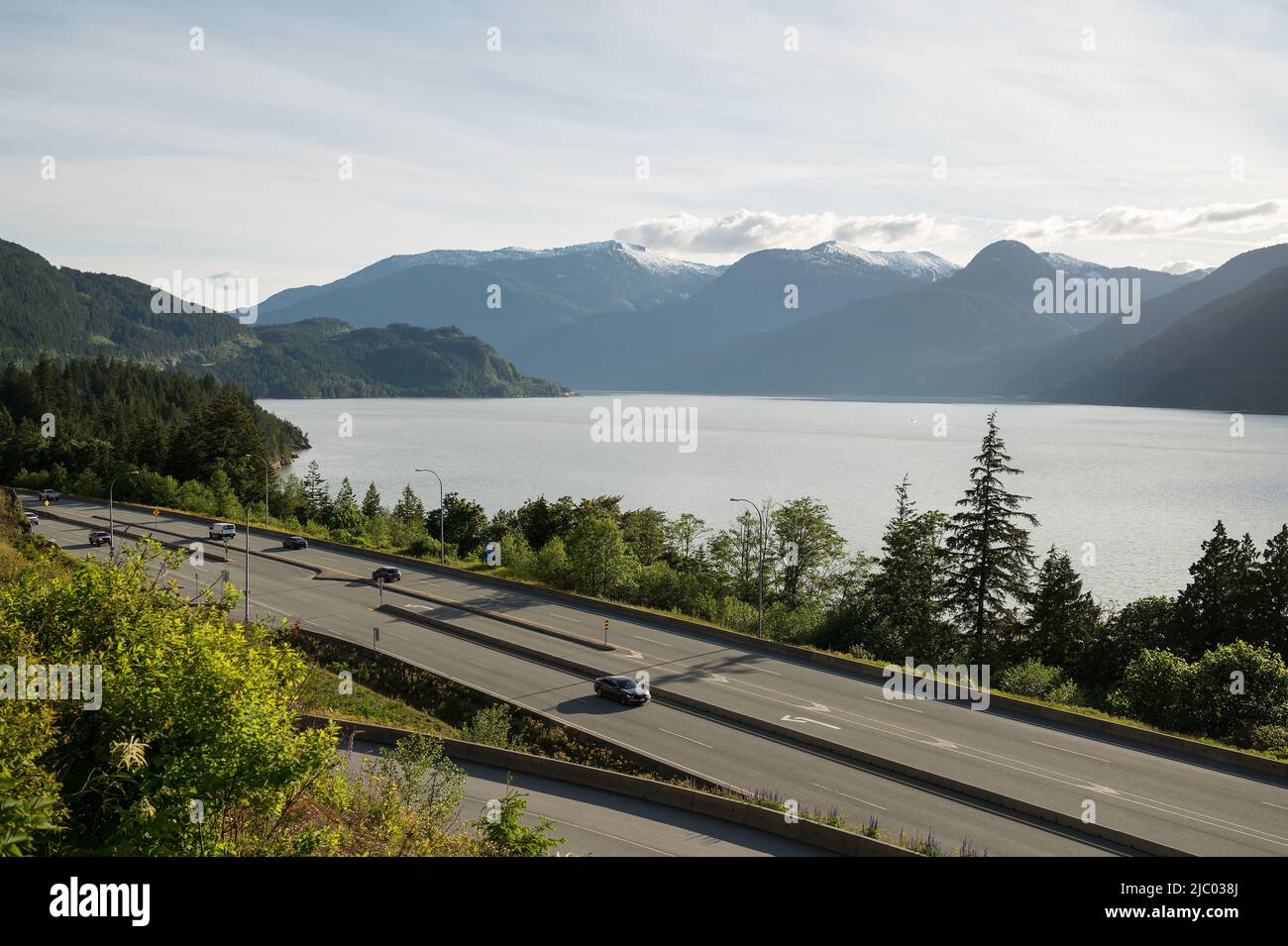 La Sea to Sky Highway lungo Howe Sound vicino a Squamish BC, Canada. Foto Stock