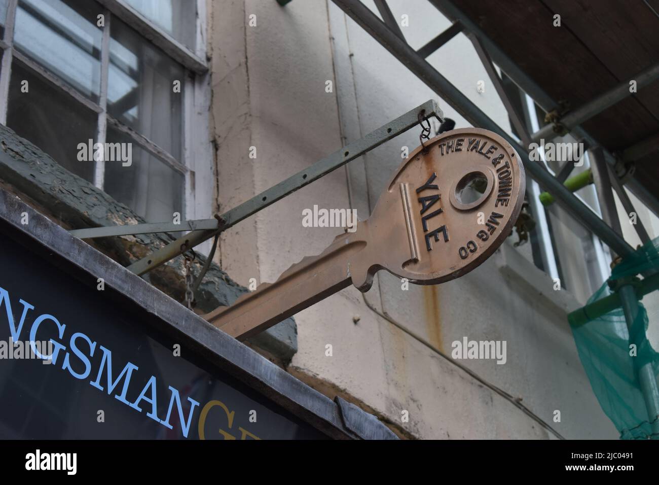Un cartello caratteristico per il negozio - una chiave yale - presso Kingsman Cobblers in Stony Stratford High Street. Foto Stock