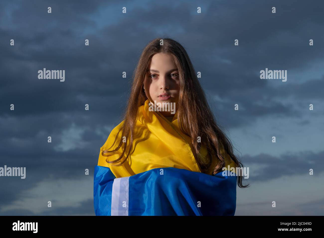 bambino patriottico teen ucraino con bandiera nazionale dell'ucraina Foto Stock