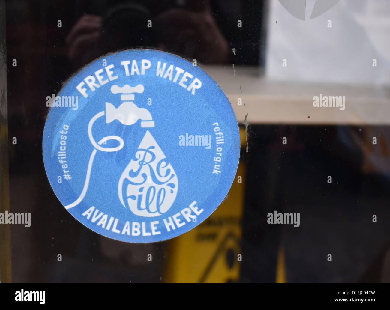 Accedi alla finestra di un negozio di caffè Costa in Stony Stratford High Street: 'Free Tap Water'. Foto Stock
