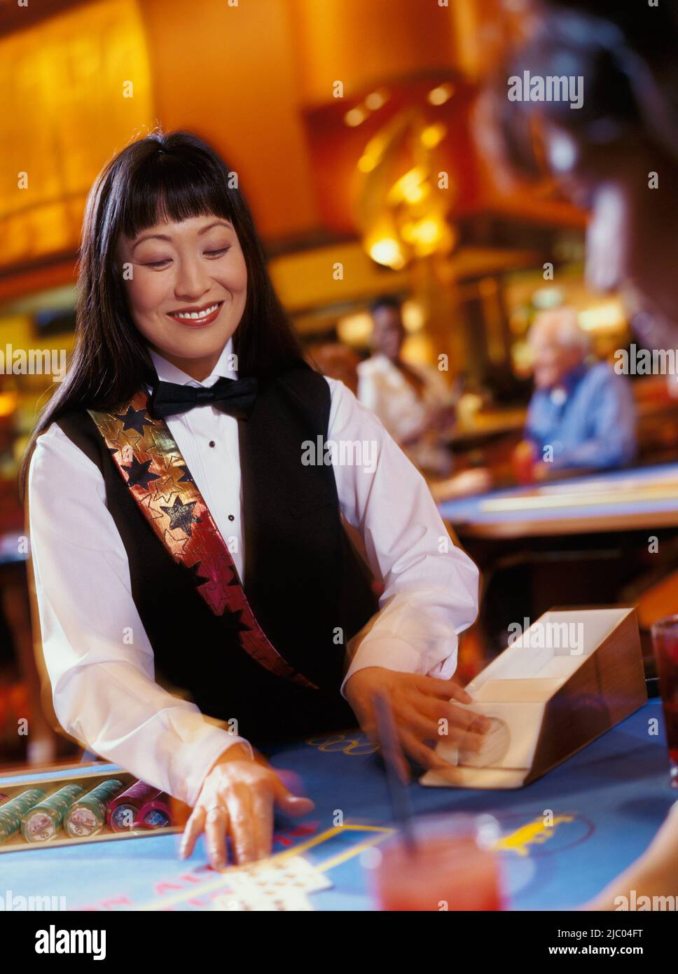 La donna di fronte a carte casino Foto Stock