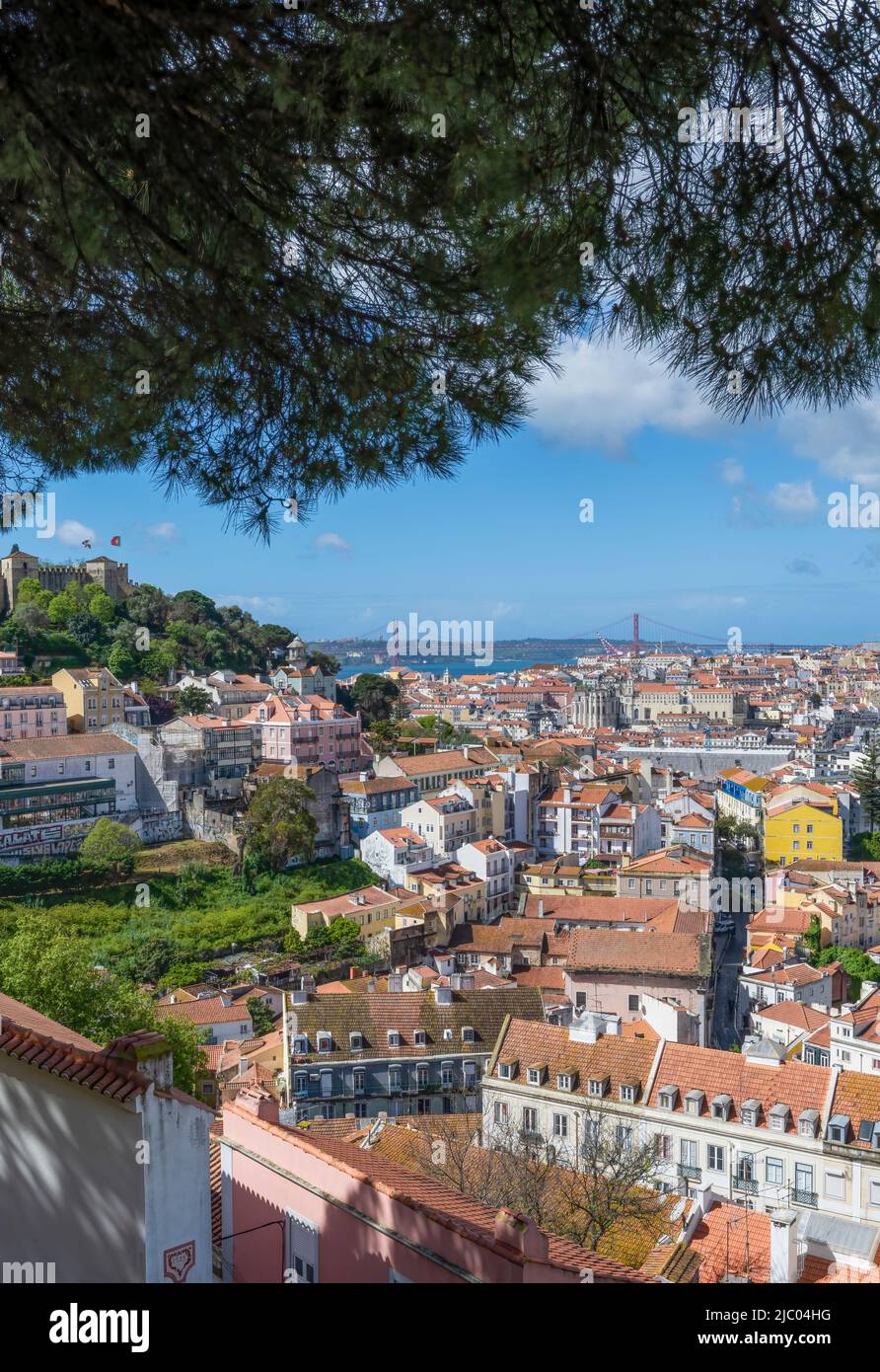 Vista sui tetti delle case nel centro di Lisbona, capitale del Portogallo. Il fiume Tago è solo visibile in lontananza Foto Stock