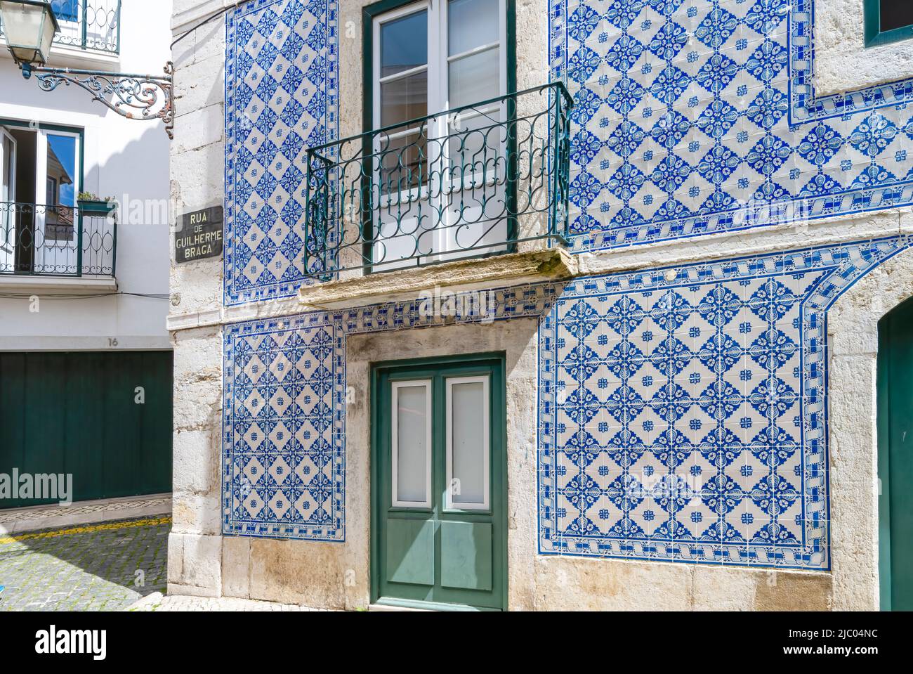 Una bella casa, coperta di piastrelle di ceramica blu e bianco, nel centro di Lisbona, capitale del Portogallo Foto Stock
