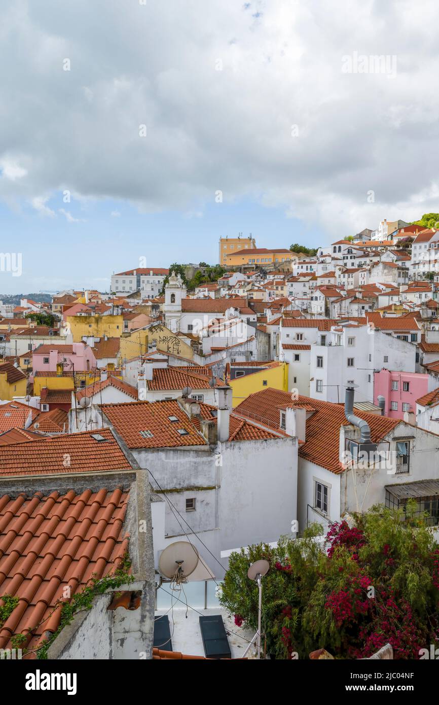 Vista sui tetti delle case nel centro di Lisbona, capitale del Portogallo. Il fiume Tago è solo visibile in lontananza Foto Stock