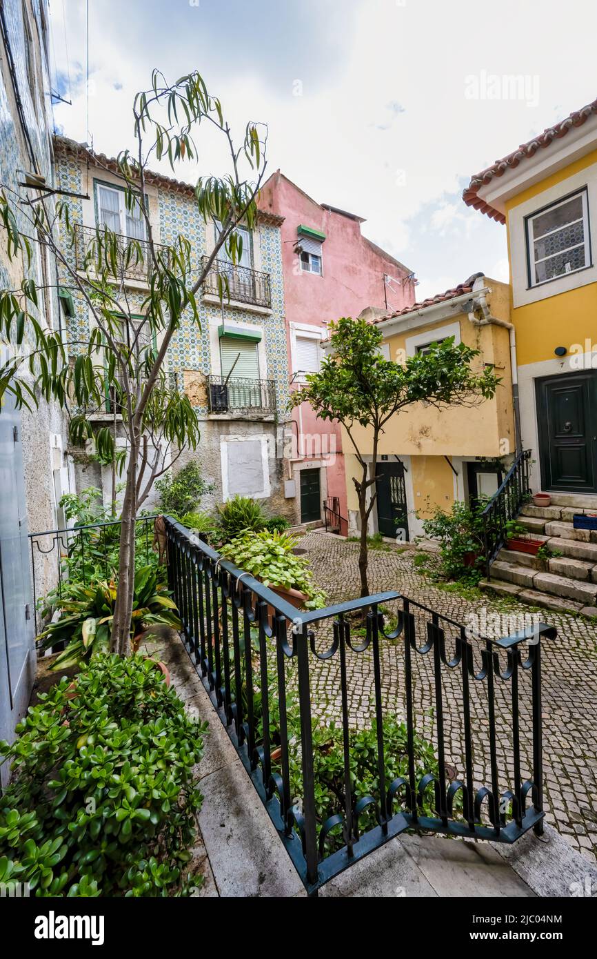 Vecchie case circondavano un cortile acciottolato nel centro di Lisbona, capitale del Portogallo Foto Stock